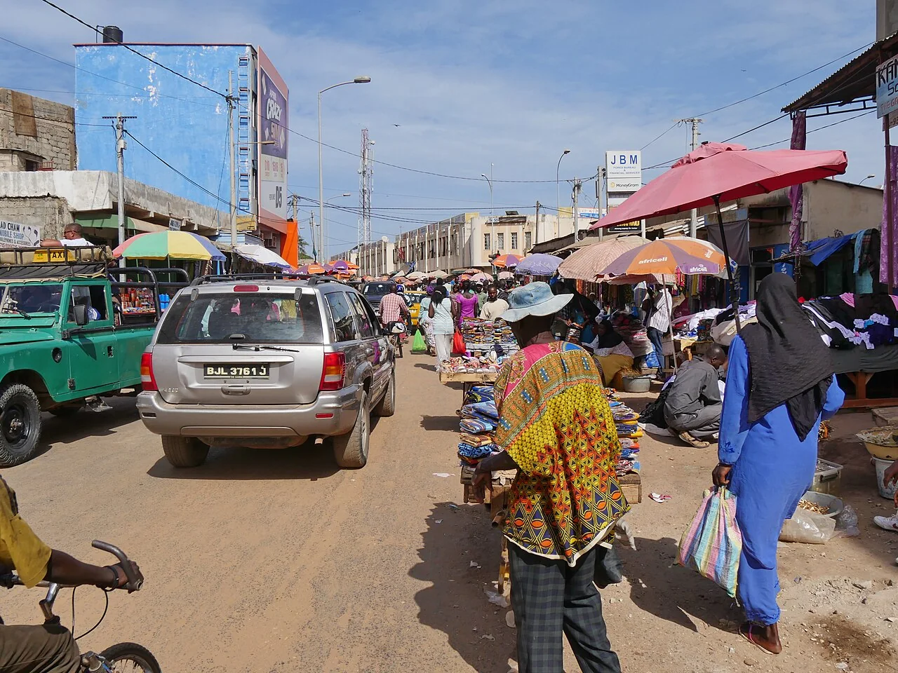 Shoppers and roadside businesses in Serekunda